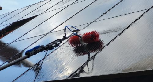 Čiščenje sončnih elektrarn v Mariboru: več svetlobe, več energije, več prihranka